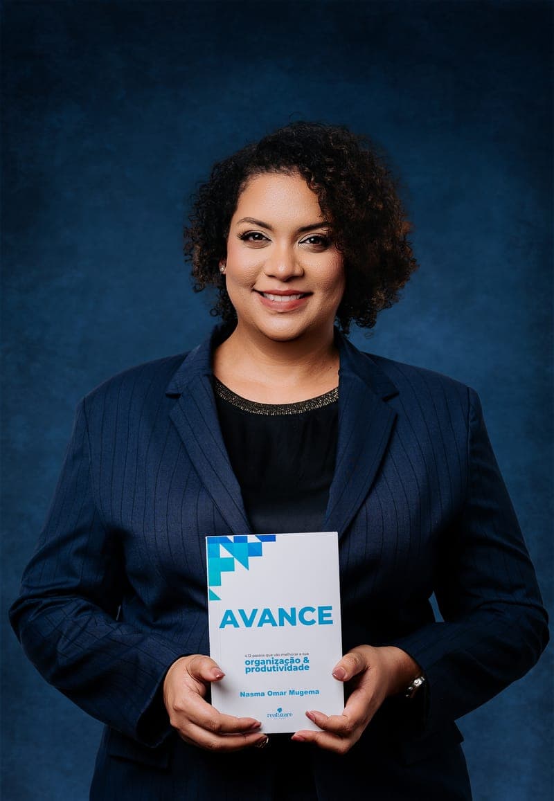 Nasma Omar com o livro AVANCE